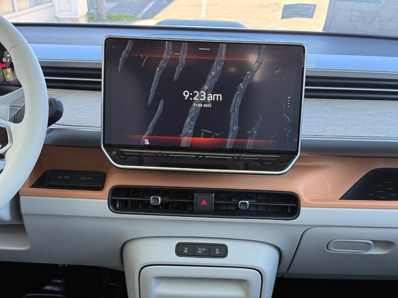 Volkswagen ID. Buzz Vehicle Full-screen Gallery Image 8