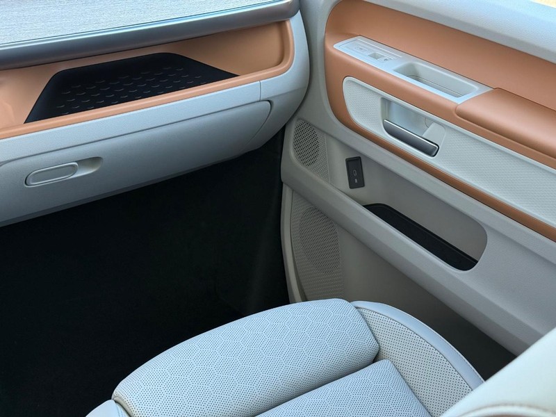 Volkswagen ID. Buzz Vehicle Full-screen Gallery Image 11