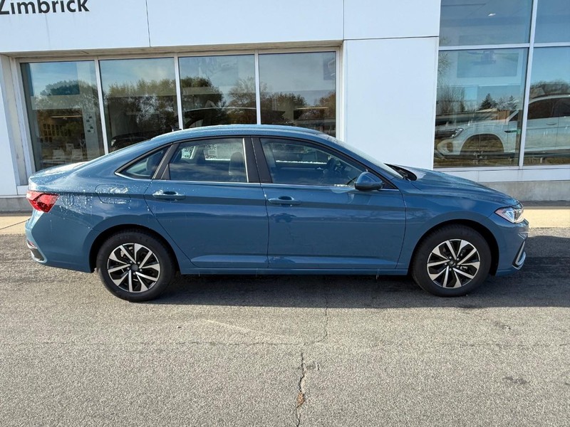 Volkswagen Jetta Vehicle Full-screen Gallery Image 2
