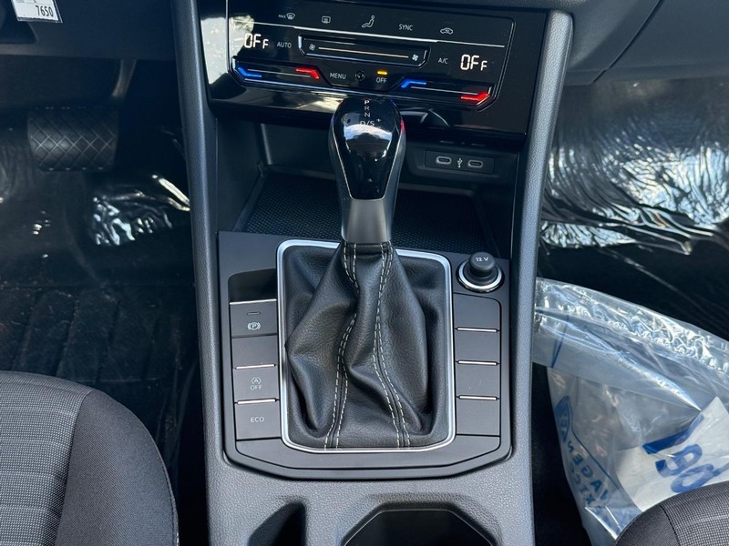 Volkswagen Jetta Vehicle Full-screen Gallery Image 7