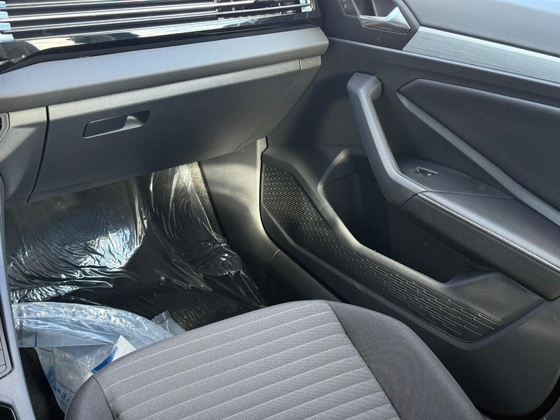 Volkswagen Jetta Vehicle Full-screen Gallery Image 9