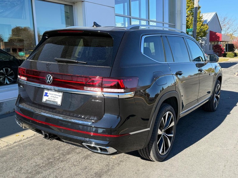 Volkswagen Atlas Vehicle Full-screen Gallery Image 3