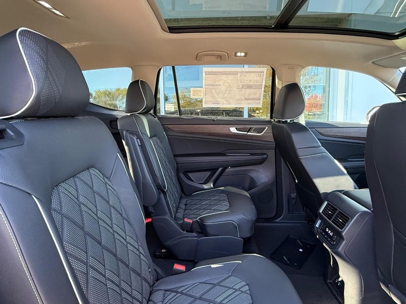 Volkswagen Atlas Vehicle Full-screen Gallery Image 6