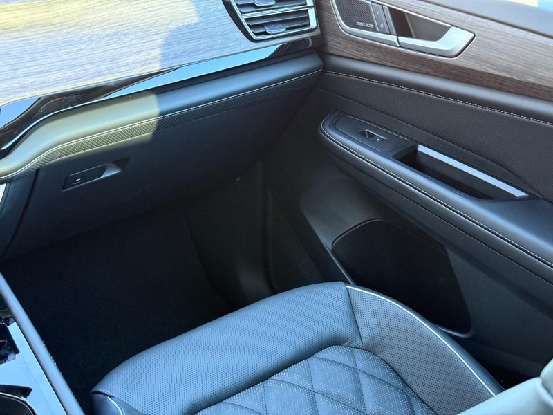 Volkswagen Atlas Vehicle Full-screen Gallery Image 11