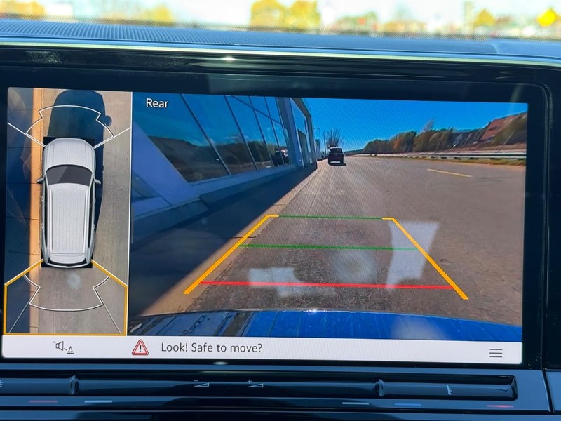 Volkswagen Atlas Vehicle Full-screen Gallery Image 14