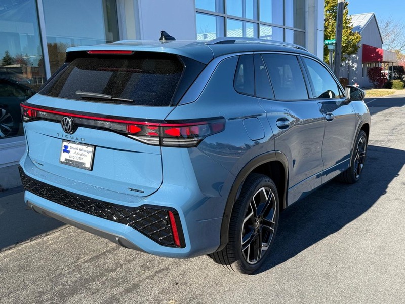 Volkswagen Tiguan Vehicle Full-screen Gallery Image 3