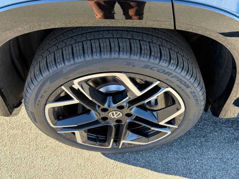 Volkswagen Tiguan Vehicle Full-screen Gallery Image 4