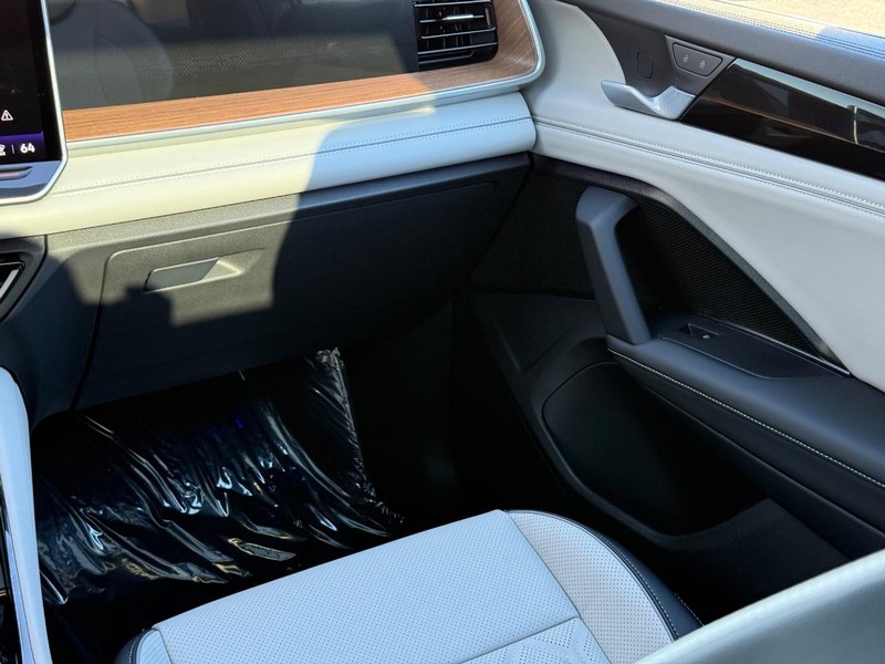 Volkswagen Tiguan Vehicle Full-screen Gallery Image 9