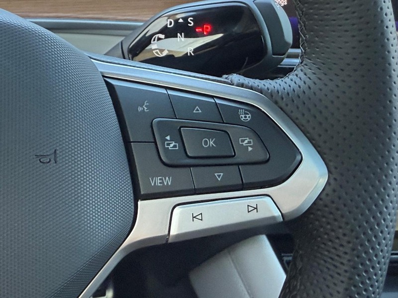 Volkswagen Tiguan Vehicle Full-screen Gallery Image 11