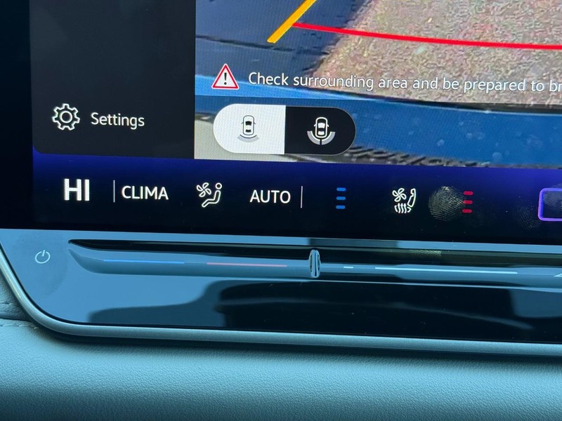 Volkswagen Tiguan Vehicle Full-screen Gallery Image 14