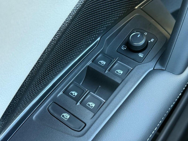 Volkswagen Tiguan Vehicle Full-screen Gallery Image 15