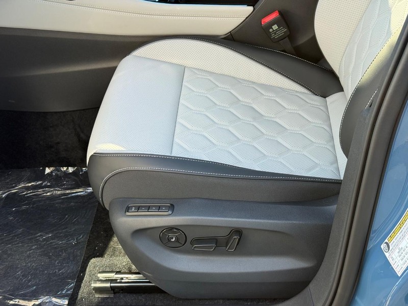 Volkswagen Tiguan Vehicle Full-screen Gallery Image 16