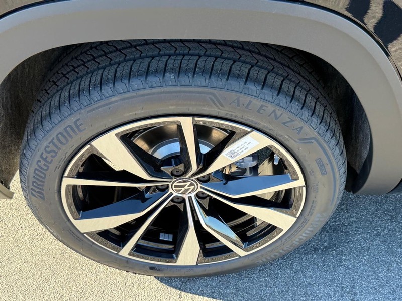 Volkswagen Atlas Vehicle Full-screen Gallery Image 4