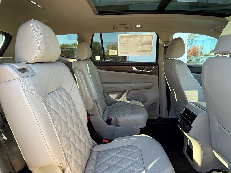 Volkswagen Atlas Vehicle Full-screen Gallery Image 6