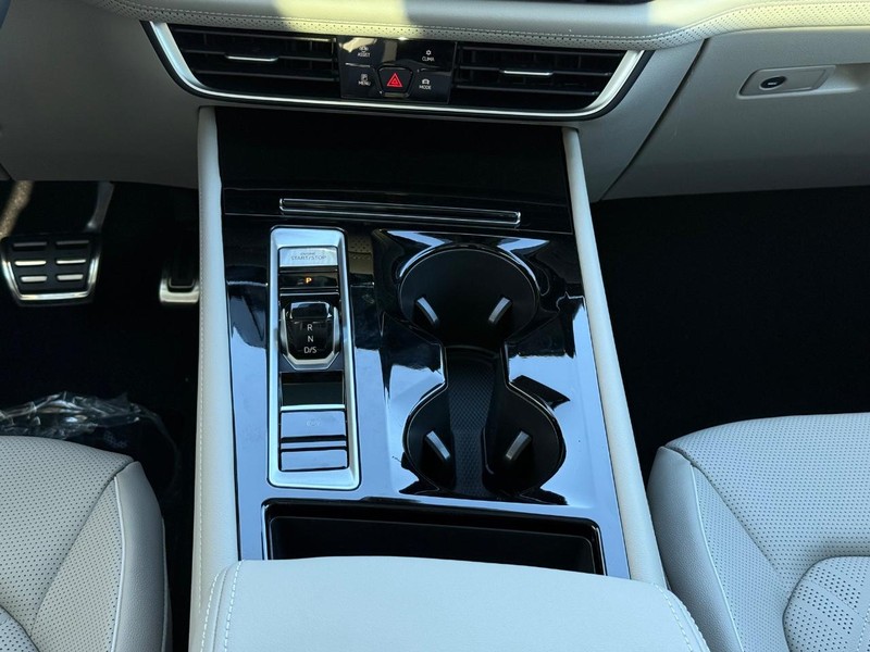 Volkswagen Atlas Vehicle Full-screen Gallery Image 9