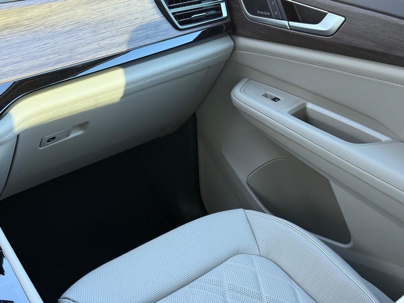 Volkswagen Atlas Vehicle Full-screen Gallery Image 11