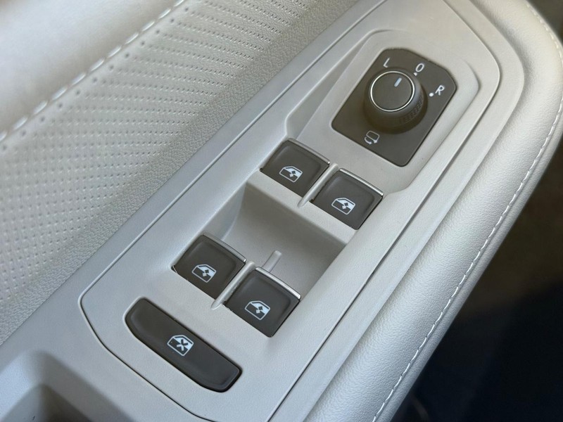 Volkswagen Atlas Vehicle Full-screen Gallery Image 16