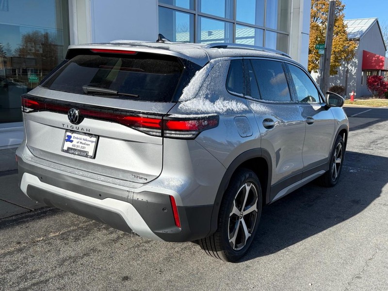 Volkswagen Tiguan Vehicle Full-screen Gallery Image 3