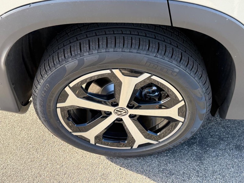 Volkswagen Tiguan Vehicle Full-screen Gallery Image 4