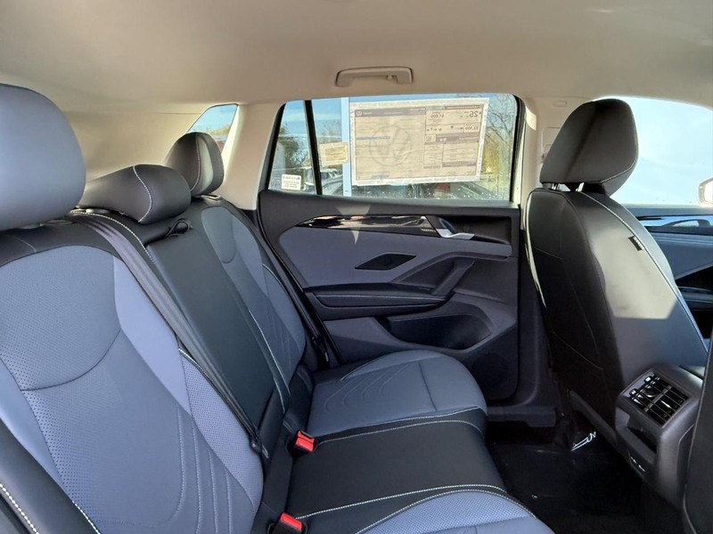 Volkswagen Tiguan Vehicle Full-screen Gallery Image 5