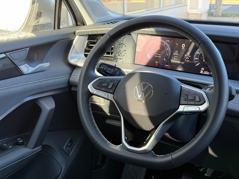 Volkswagen Tiguan Vehicle Full-screen Gallery Image 8