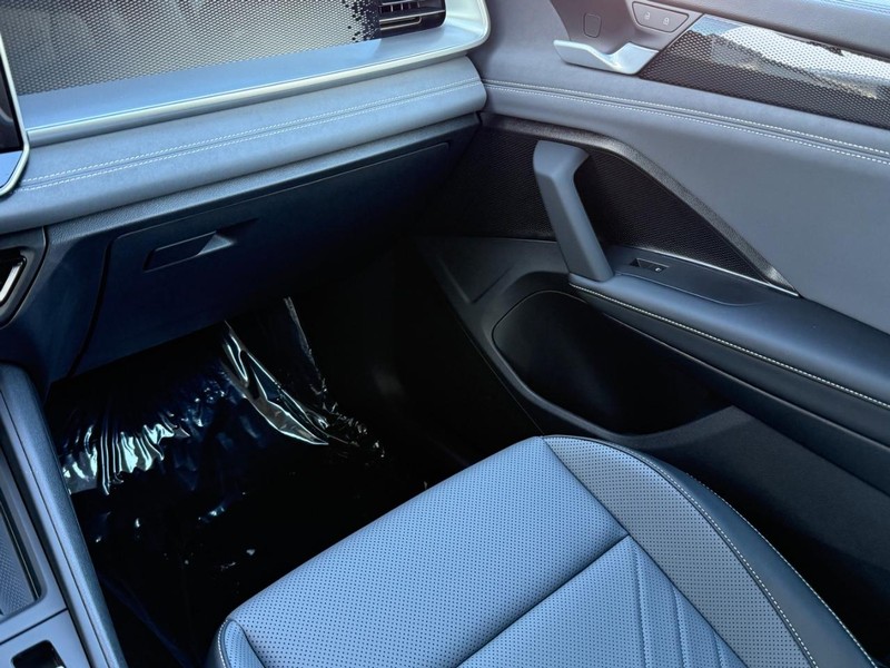 Volkswagen Tiguan Vehicle Full-screen Gallery Image 9