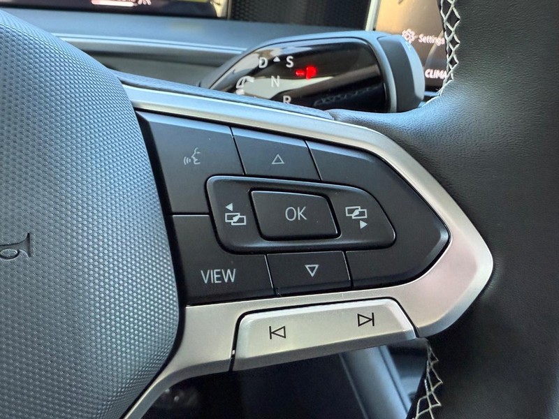 Volkswagen Tiguan Vehicle Full-screen Gallery Image 11