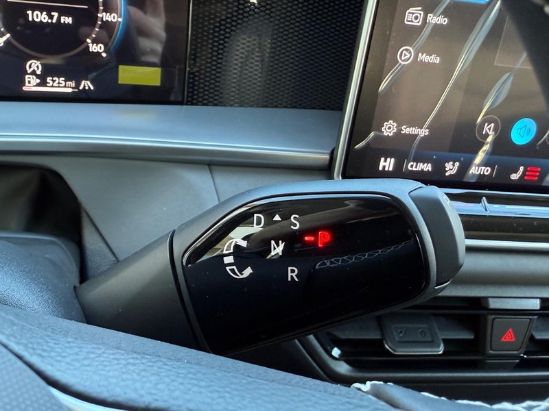 Volkswagen Tiguan Vehicle Full-screen Gallery Image 12