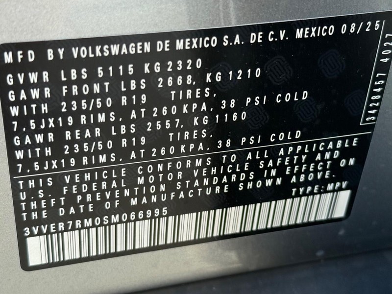 Volkswagen Tiguan Vehicle Full-screen Gallery Image 17