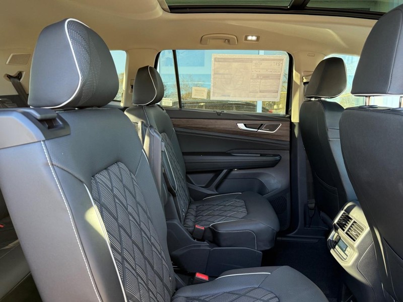 Volkswagen Atlas Vehicle Full-screen Gallery Image 6