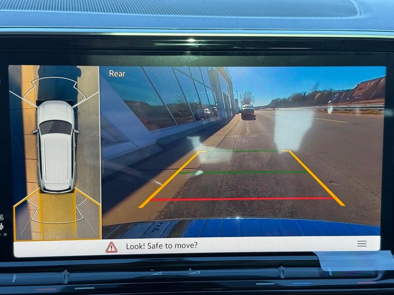 Volkswagen Atlas Vehicle Full-screen Gallery Image 14