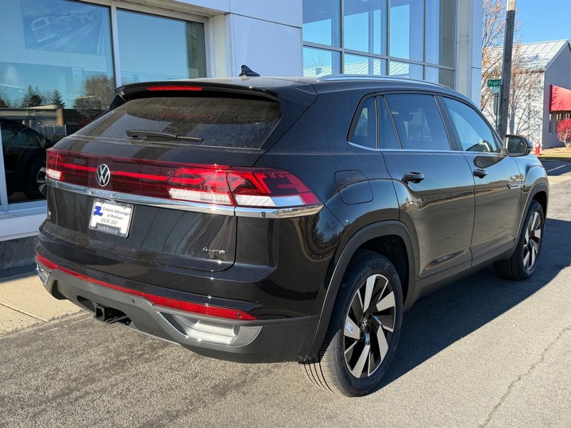 Volkswagen Atlas Cross Sport Vehicle Full-screen Gallery Image 3