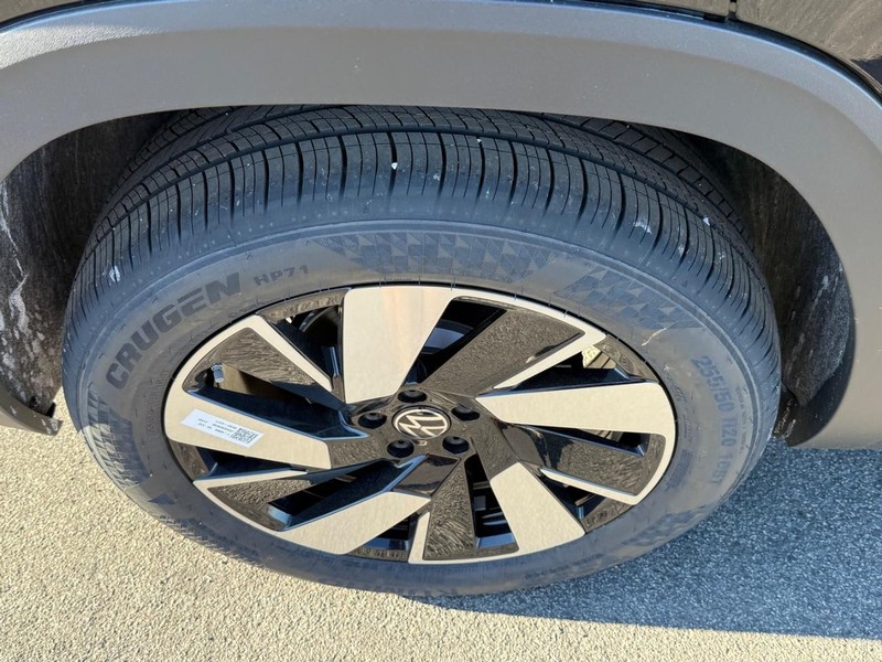 Volkswagen Atlas Cross Sport Vehicle Full-screen Gallery Image 4