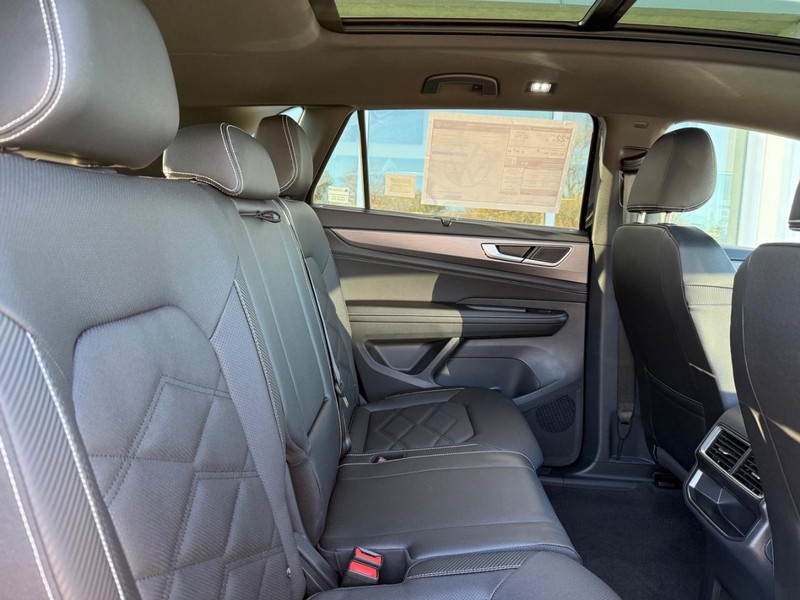 Volkswagen Atlas Cross Sport Vehicle Full-screen Gallery Image 5