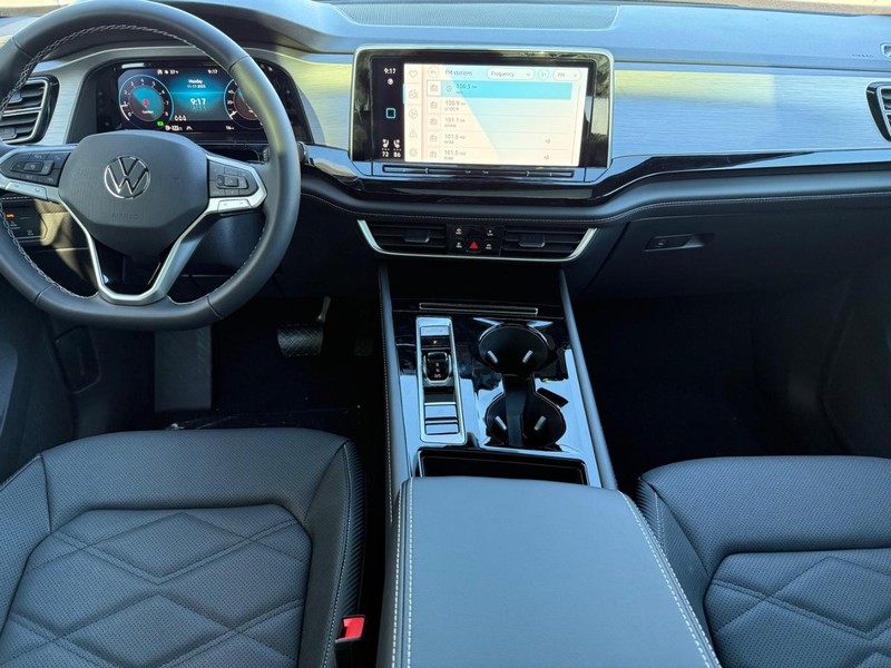 Volkswagen Atlas Cross Sport Vehicle Full-screen Gallery Image 6