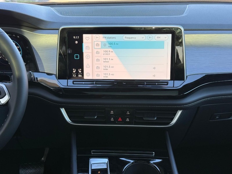 Volkswagen Atlas Cross Sport Vehicle Full-screen Gallery Image 7