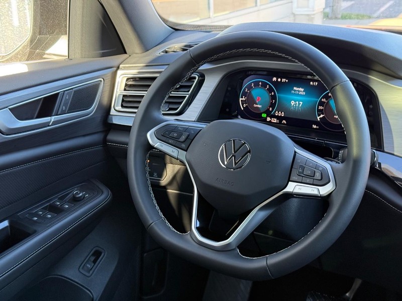 Volkswagen Atlas Cross Sport Vehicle Full-screen Gallery Image 9