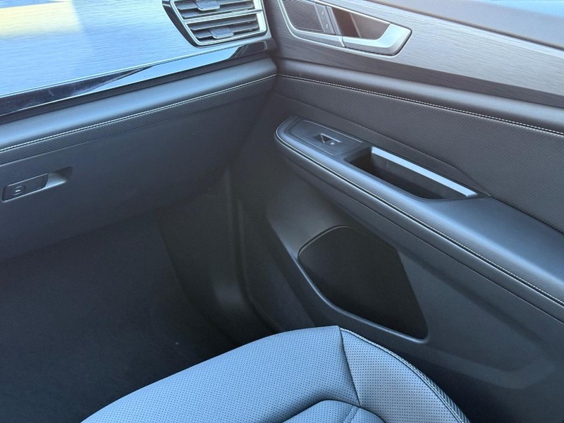 Volkswagen Atlas Cross Sport Vehicle Full-screen Gallery Image 10