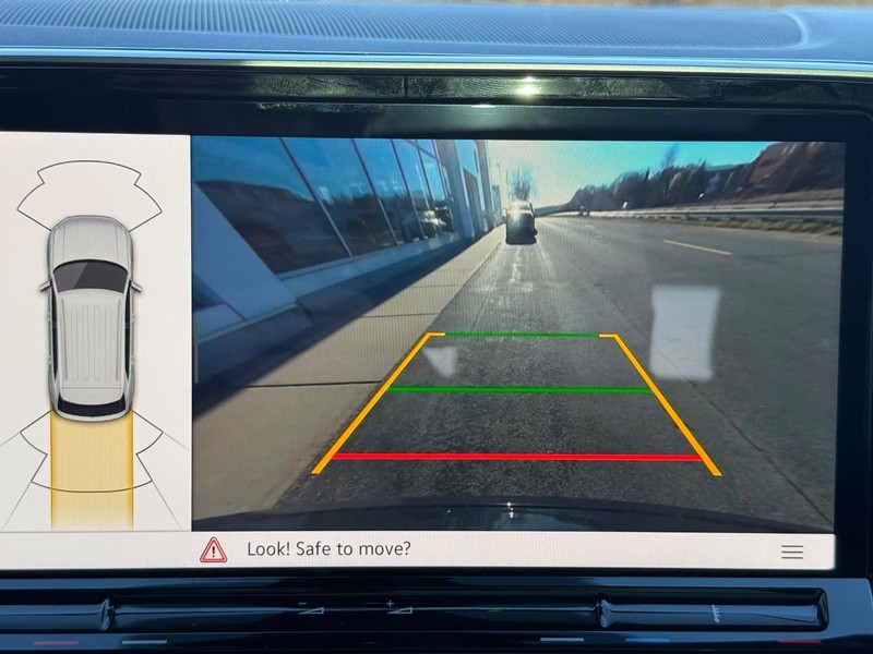 Volkswagen Atlas Cross Sport Vehicle Full-screen Gallery Image 13