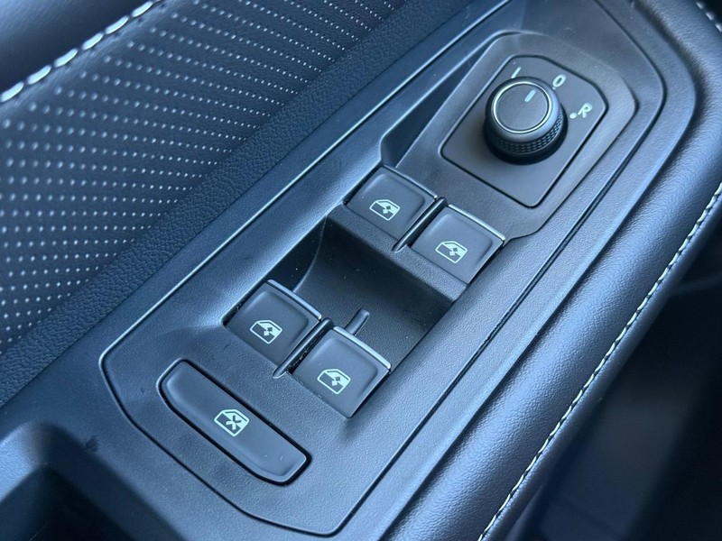 Volkswagen Atlas Cross Sport Vehicle Full-screen Gallery Image 15