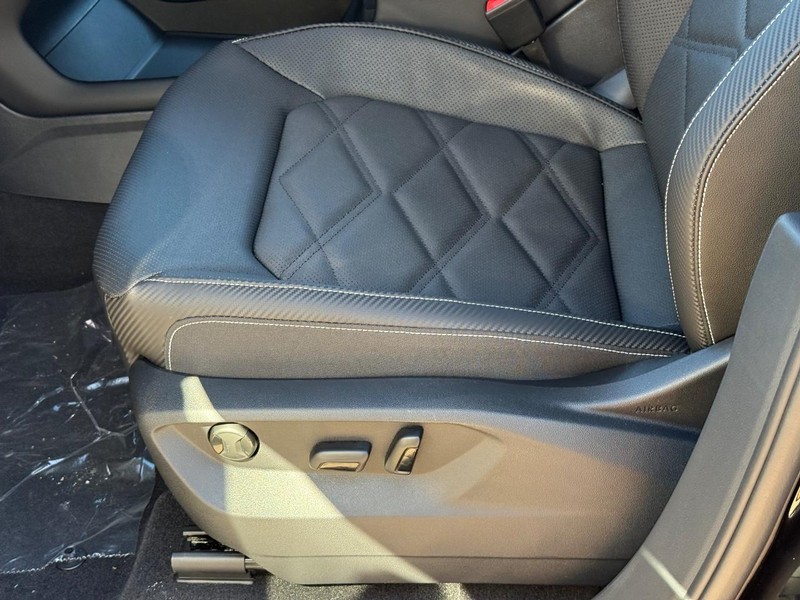 Volkswagen Atlas Cross Sport Vehicle Full-screen Gallery Image 16