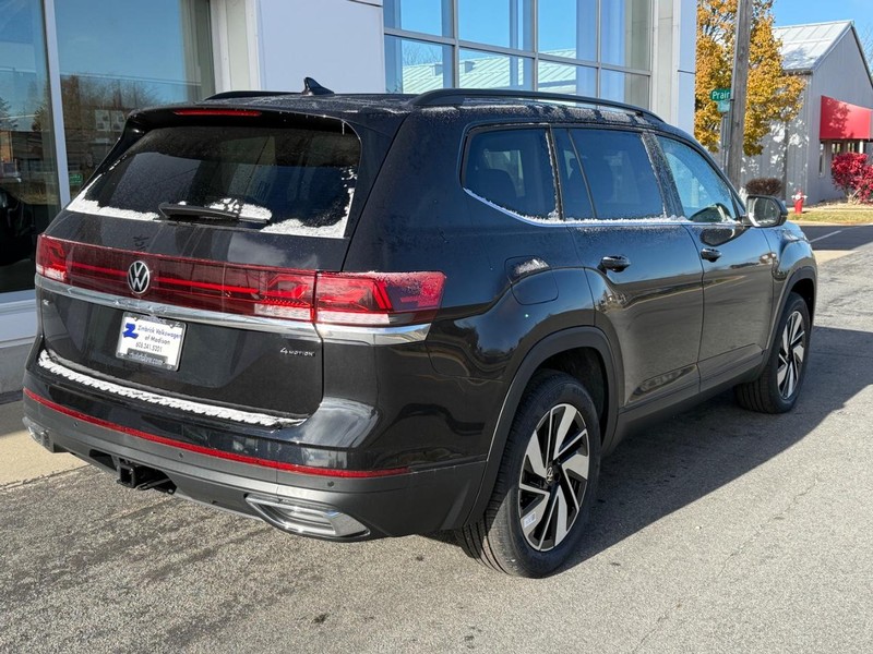 Volkswagen Atlas Vehicle Full-screen Gallery Image 3
