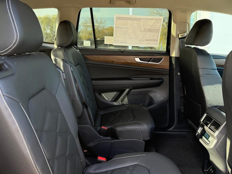 Volkswagen Atlas Vehicle Full-screen Gallery Image 5