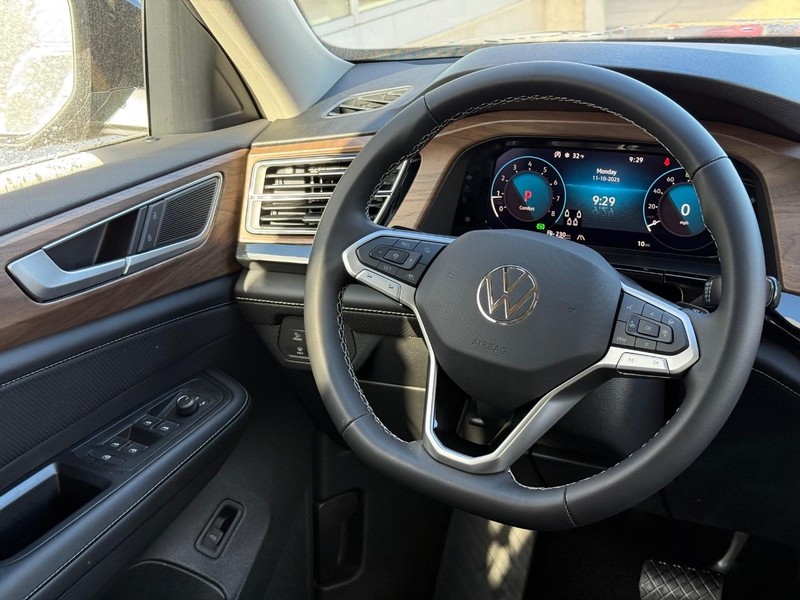 Volkswagen Atlas Vehicle Full-screen Gallery Image 9