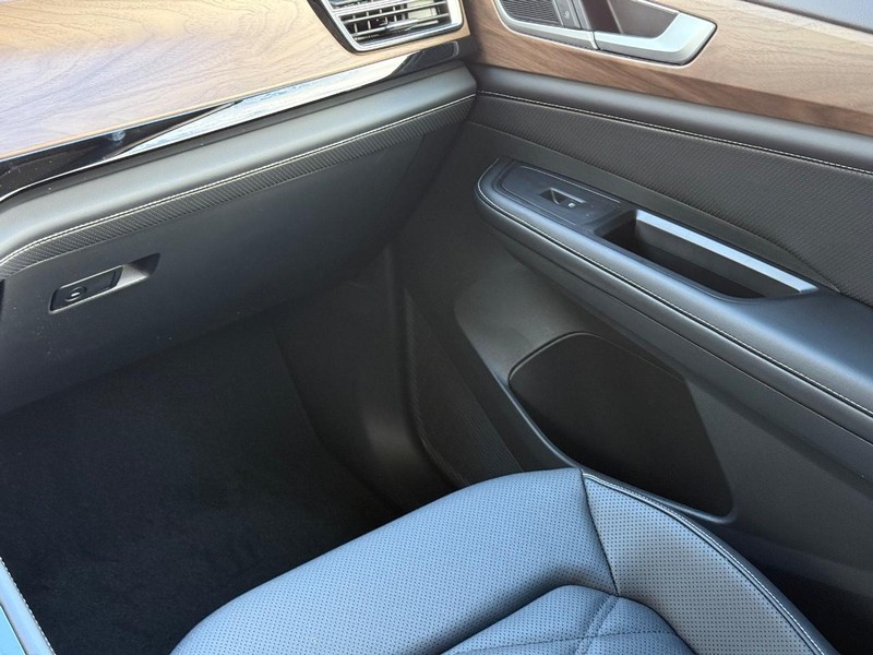 Volkswagen Atlas Vehicle Full-screen Gallery Image 10