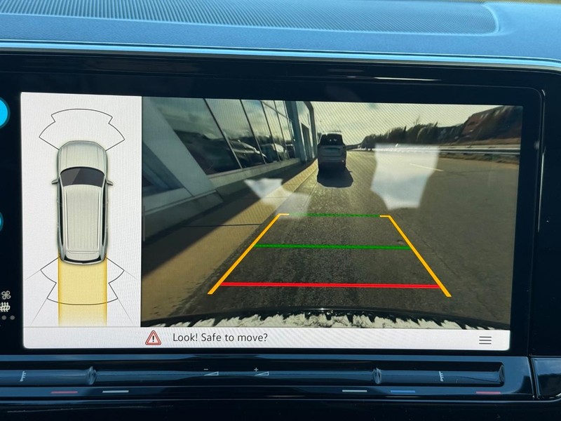 Volkswagen Atlas Vehicle Full-screen Gallery Image 13