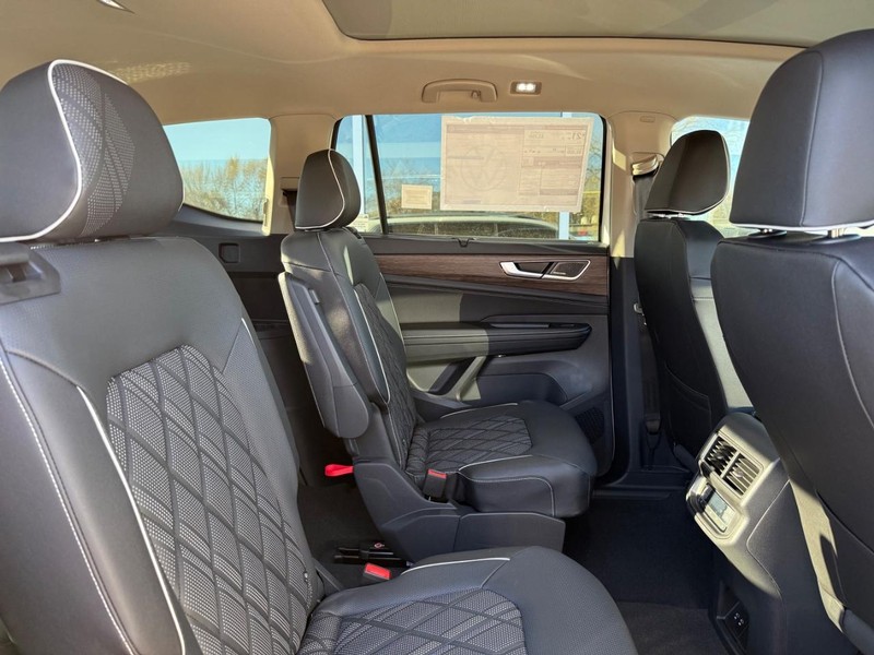 Volkswagen Atlas Vehicle Full-screen Gallery Image 6