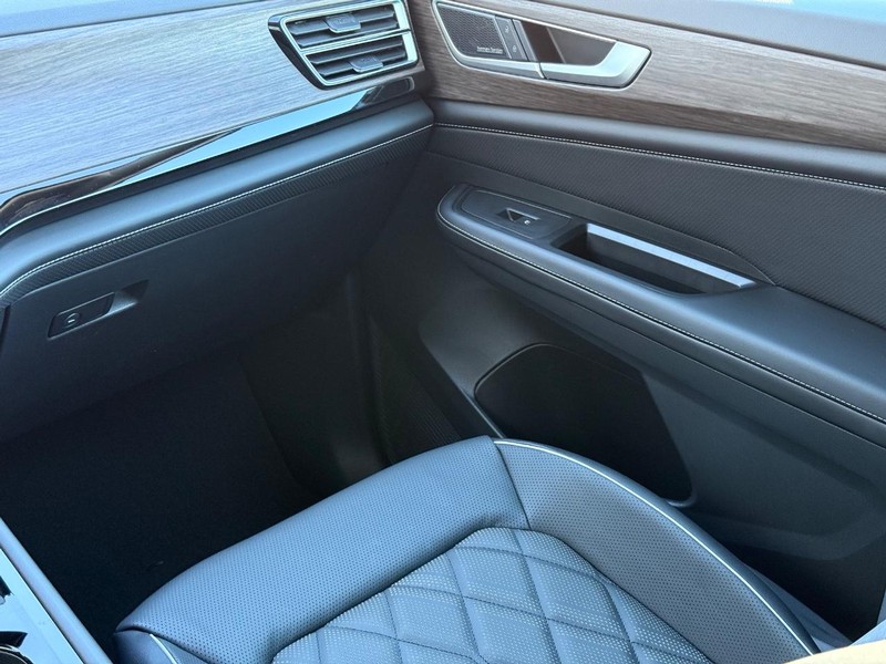 Volkswagen Atlas Vehicle Full-screen Gallery Image 11