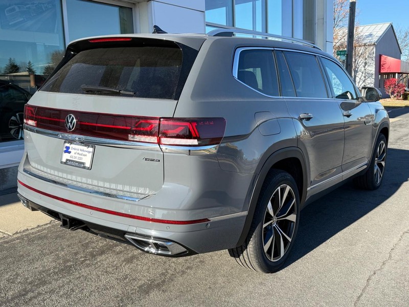Volkswagen Atlas Vehicle Full-screen Gallery Image 3