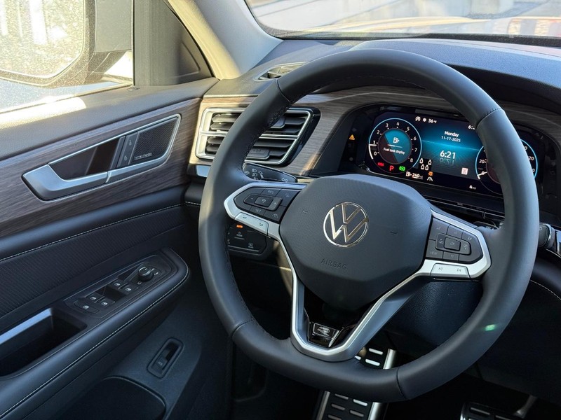 Volkswagen Atlas Vehicle Full-screen Gallery Image 8